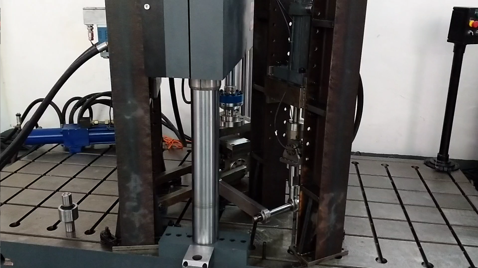 Three-way loading fatigue test of rubber joint
